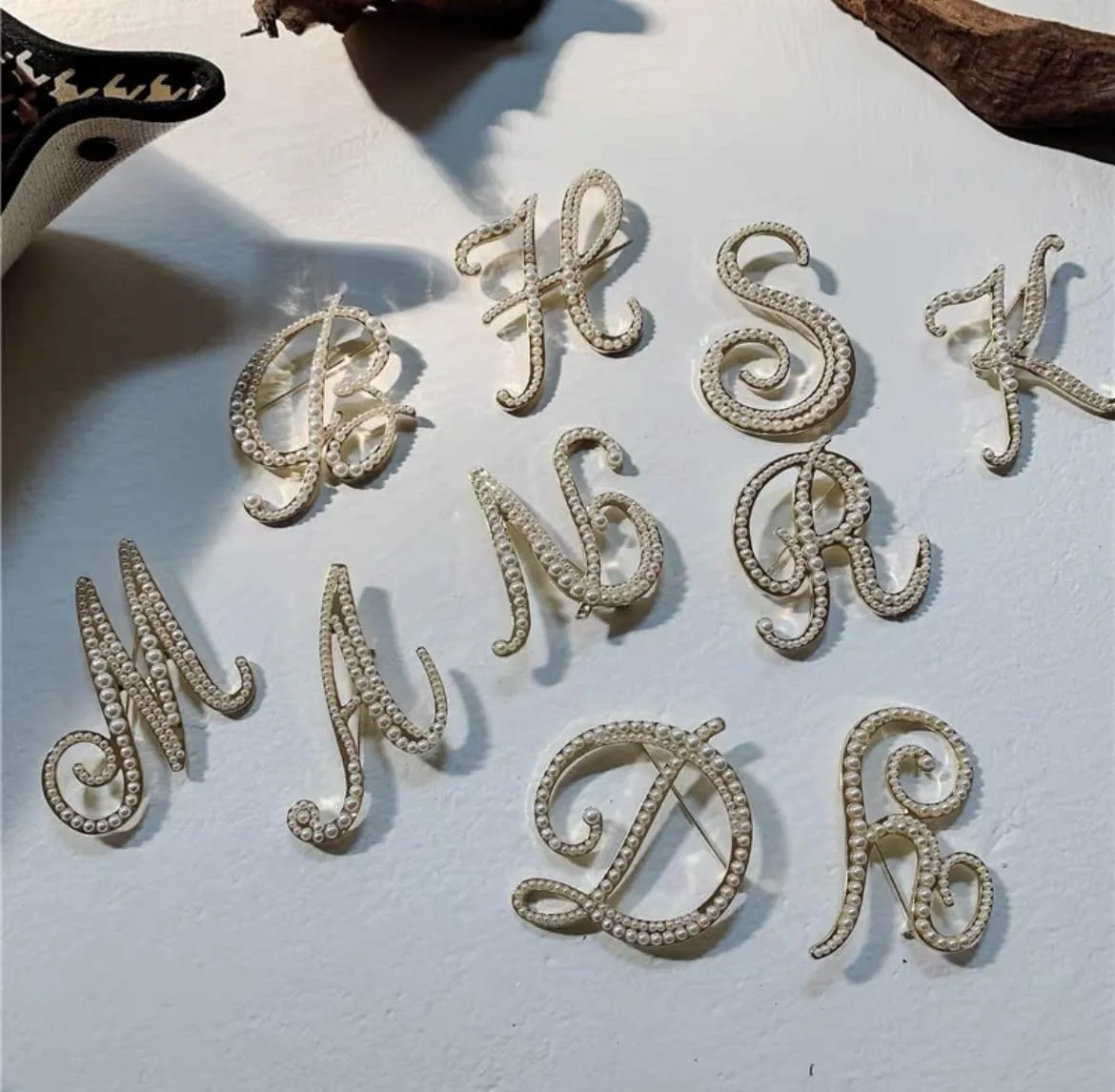 A-Z Letter Brooch Pin Faux Pearl Initial Letter Pin Gold 26 Alphabets Badges Breastpin Women Teens Fashion Jewelry
