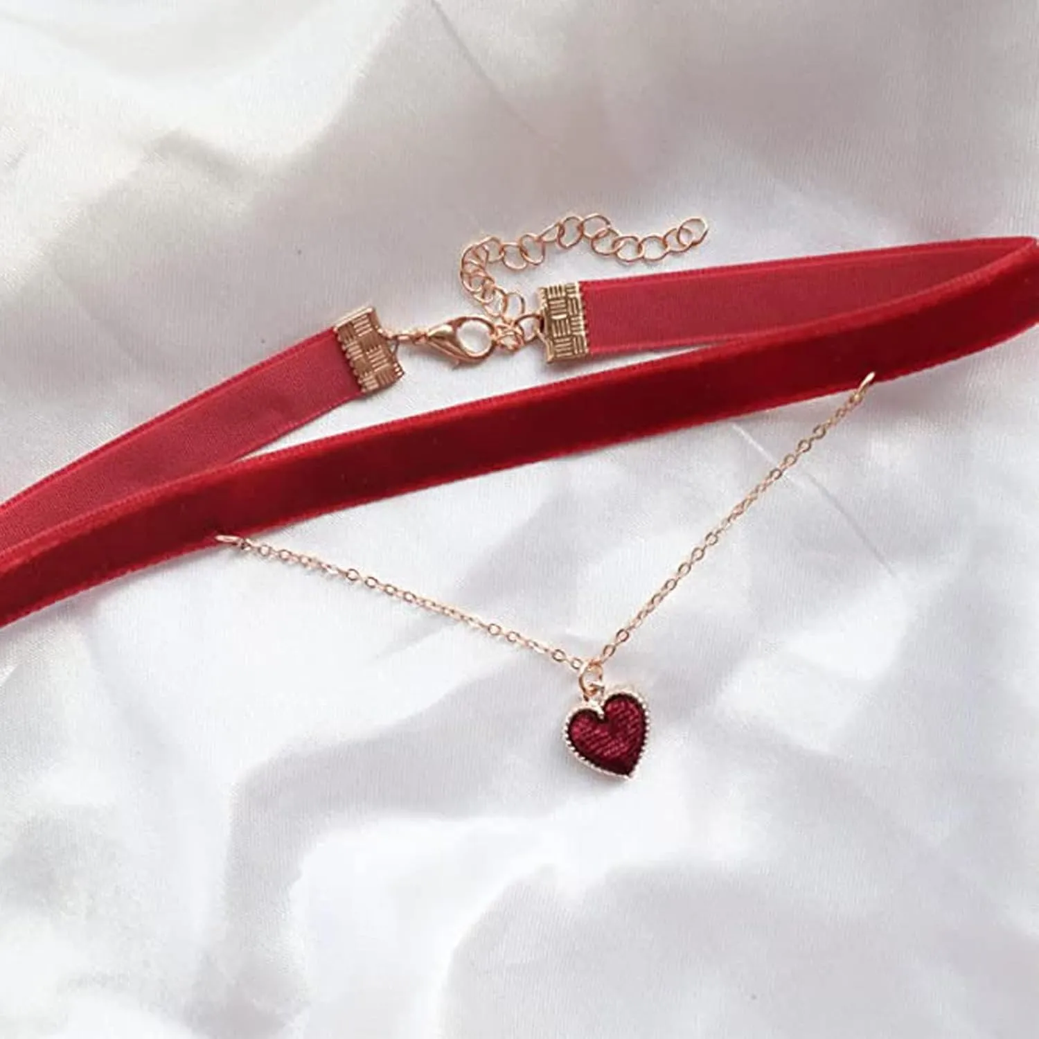 Elegant Adjustable Velvet Choker Love Heart Pendant Layered Clavicle Chain Retro Collar Red Black Necklace Wedding Party Jewelry for Women
