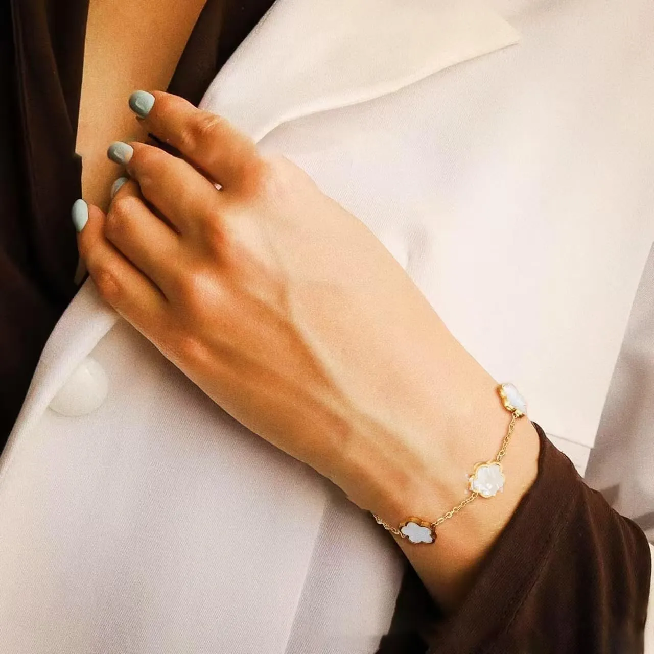 Lucky Butterfly Bracelet Designer Dupes, 18k Gold Plated Minimalism Double-Sided Mother Of Pearl Shell Dainty Adjustable Chain Bracelet For Women Fashion Jewelry Gift